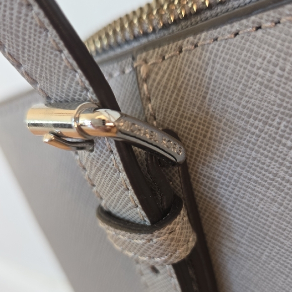 🩶 Michael Kors Light Gray Voyager Large Tote Silver Hardware - Picture 6 of 16